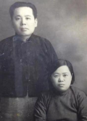 1914年，作家张恨水被迫结婚，他嫌弃妻子貌丑，却经常和妻子同房，不久后，妻子怀