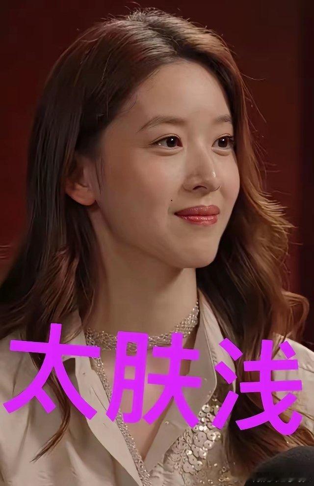 拼命夸何超琼“你好美”，“你好时髦”，对方全程礼貌性“呵呵”。最尴尬的是那句“你