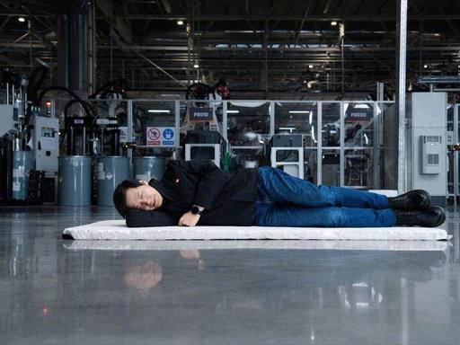 炸锅！小米Q1巨亏31亿，手机跌出前五，雷军却砸600亿豪赌！ 2026年刚过半