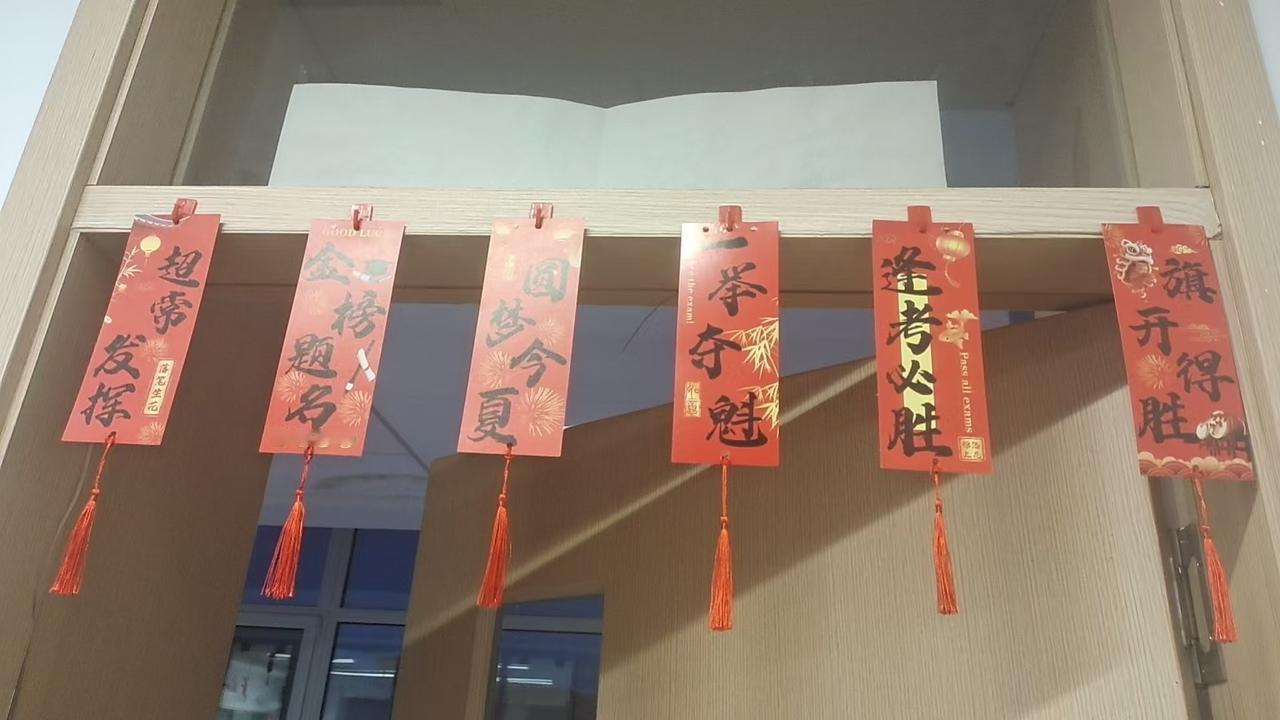 这些娃虽然即将成年，但也需要仪式感，给已经到来的悬梁刺股的高三生活打打底气。这样