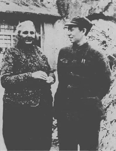 1946年，刘少奇同美国作家安娜·路易斯·斯特朗在延安。这是斯特朗第五次访华，她