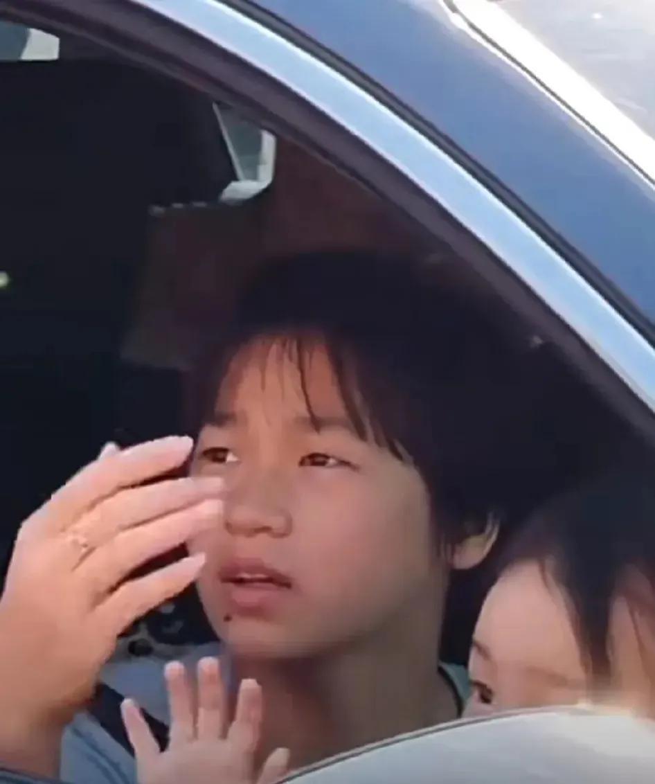 全妹的假期结束，准备回队。有几个值得注意的小细节。
首先，全妹归队的时候，奶奶没