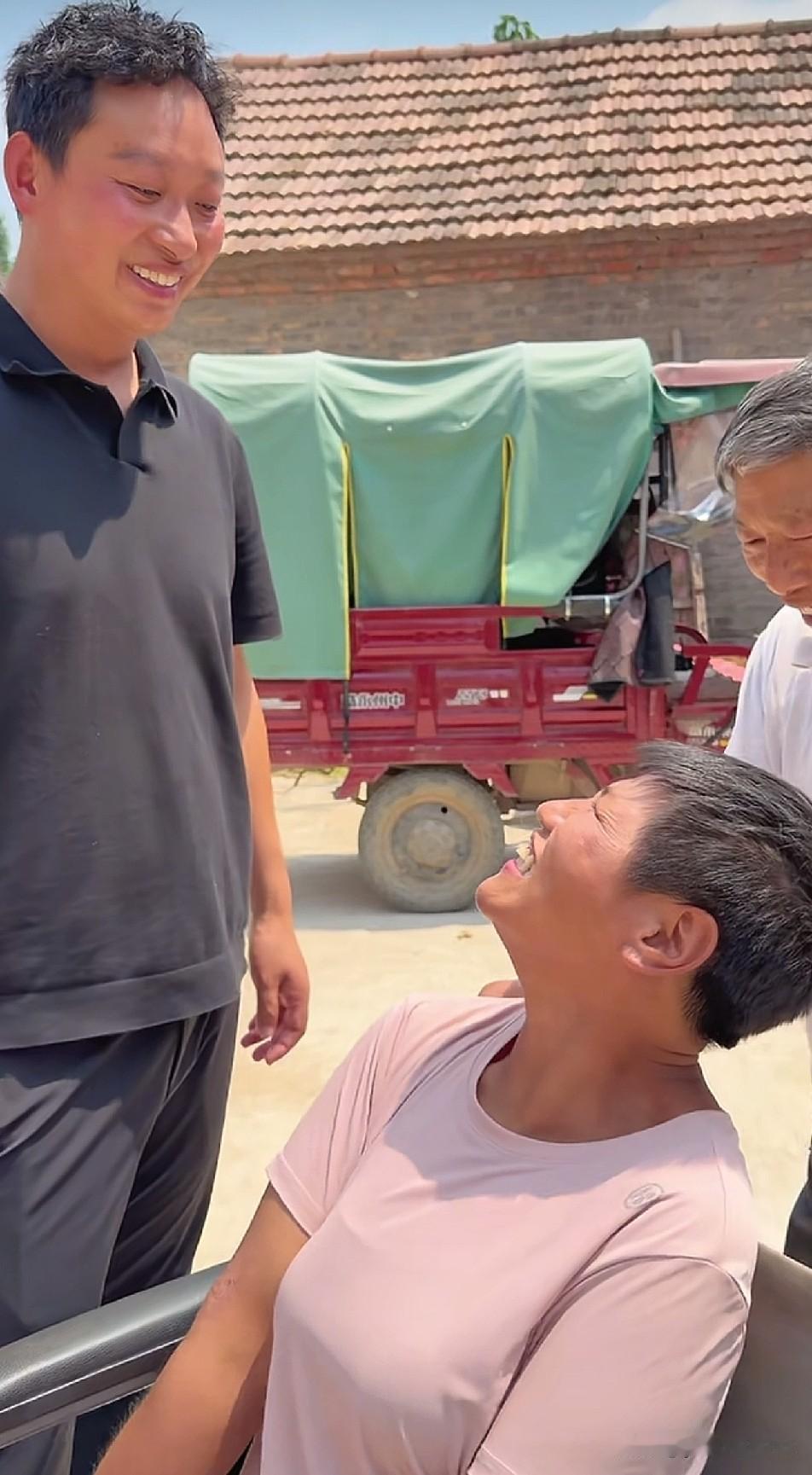 妮娃看到老表异常的高兴，这是怎么回事