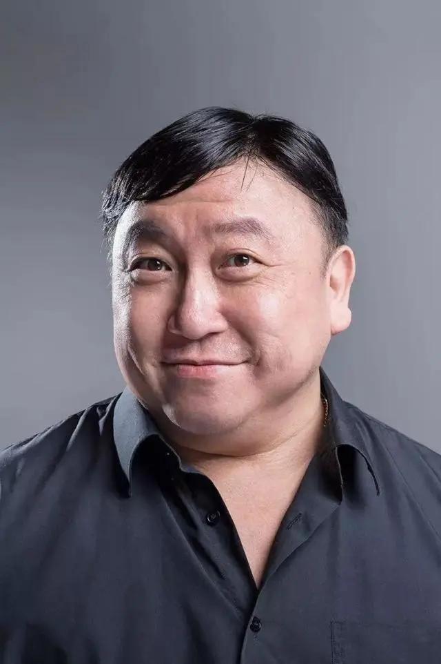 大导演王晶说，周星驰这个人，真是一言难尽，当年我拉投资，想拍一部少年李小龙，请周