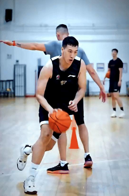 潇洒飘逸！杜润旺这假传真突你给打几分[憧憬]？广东宏远全运会男篮我的观赛搭子 ​