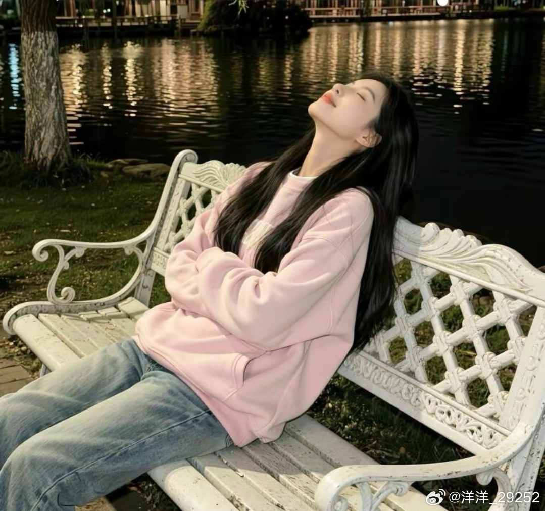 洋洋高锐·等待温柔～吗◎夜……漆漆的有流星闪烁有渴望穿越◎椅……长长的有芳华出现