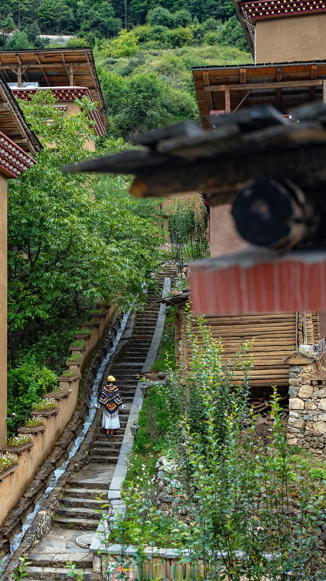 云端上的千年古村巴拉村，村落背后是巴拉格宗雪山，周围八座神山如八瓣莲花环抱其中，