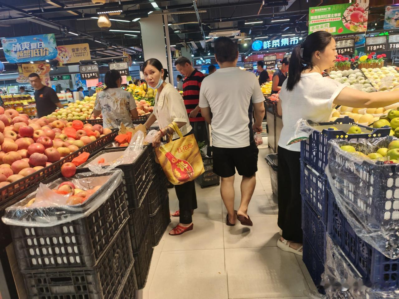 你问我答大妈们买东西，为何总是挑来挑去的？
