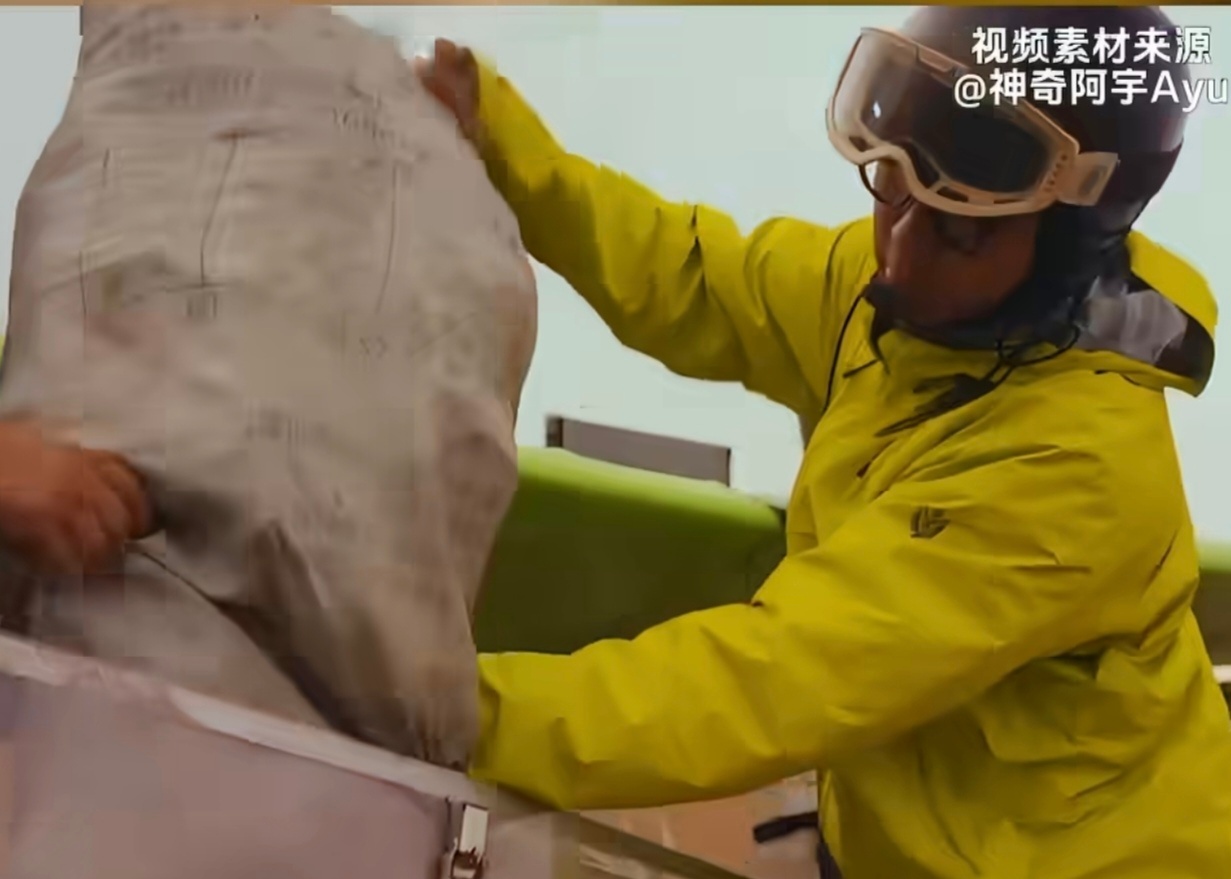 00后改造飞机捡垃圾 这位00后青年用智慧和动手能力，让一架废弃飞机重获新生。他
