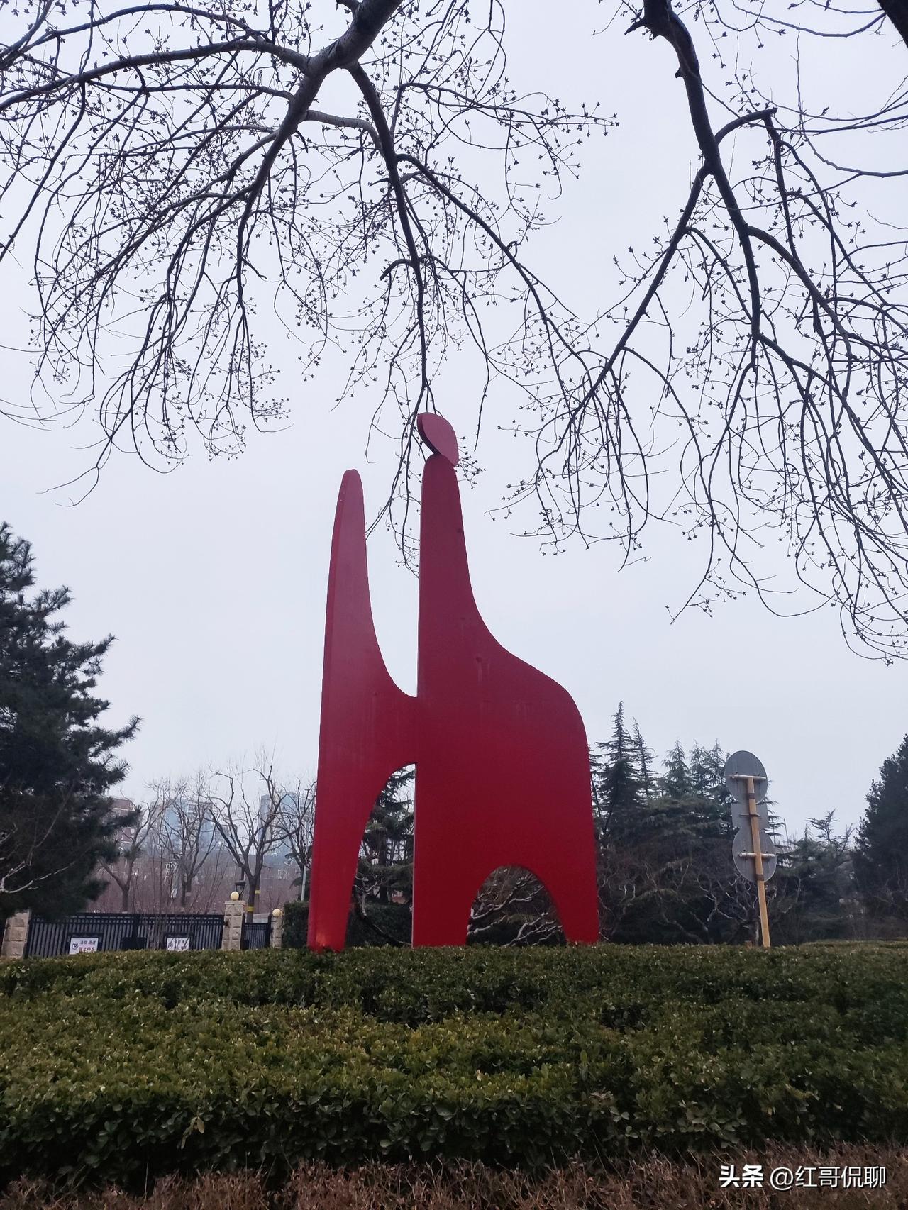 现在互联网上的很多专家，世界上啥事一发生就坐立不安忧心忡忡的，最后都得把这件事情