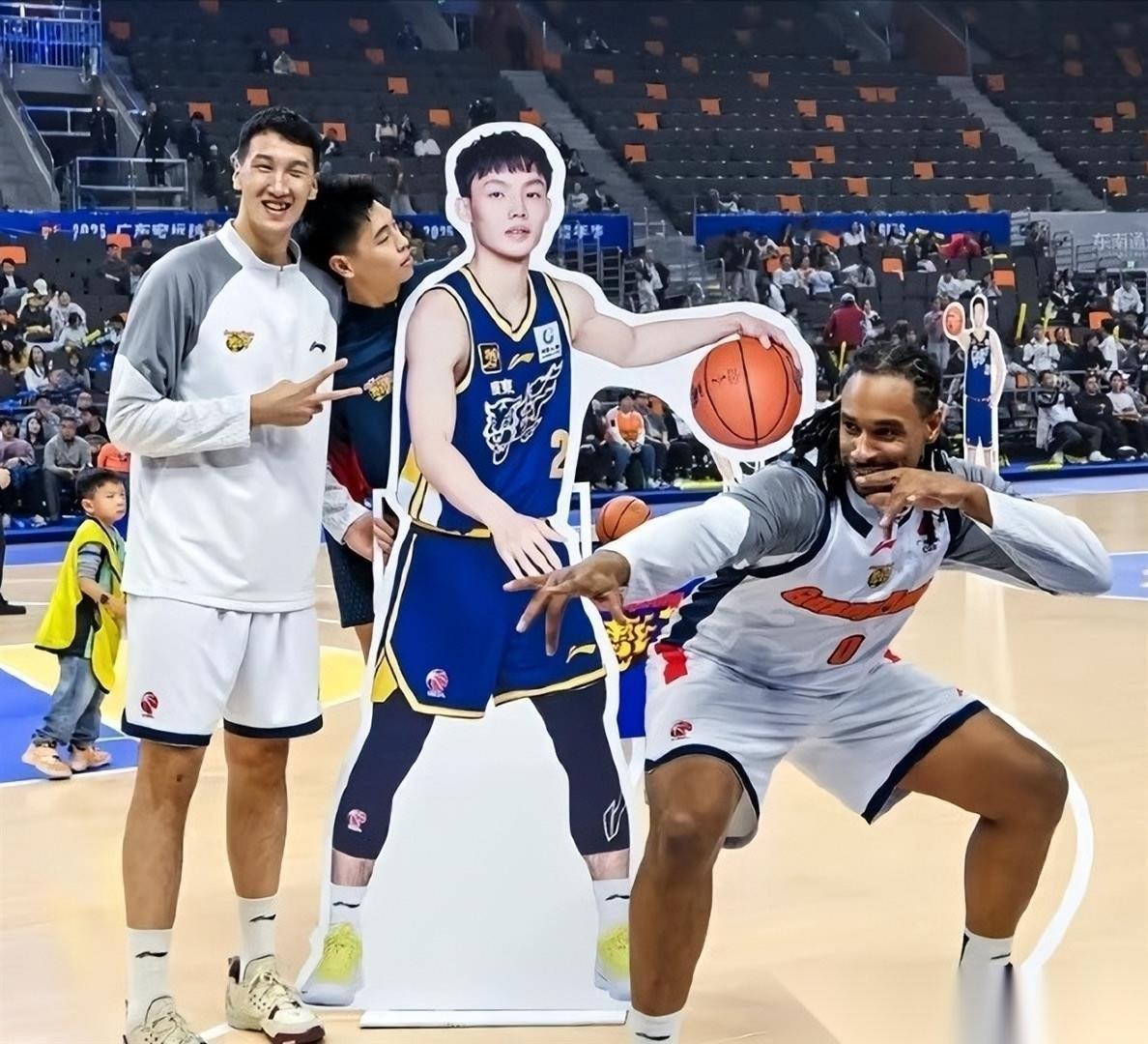 萨林杰或被取消注册！广东男篮输给山西男篮后，萨林杰的表现让自家球迷非常头疼！这名