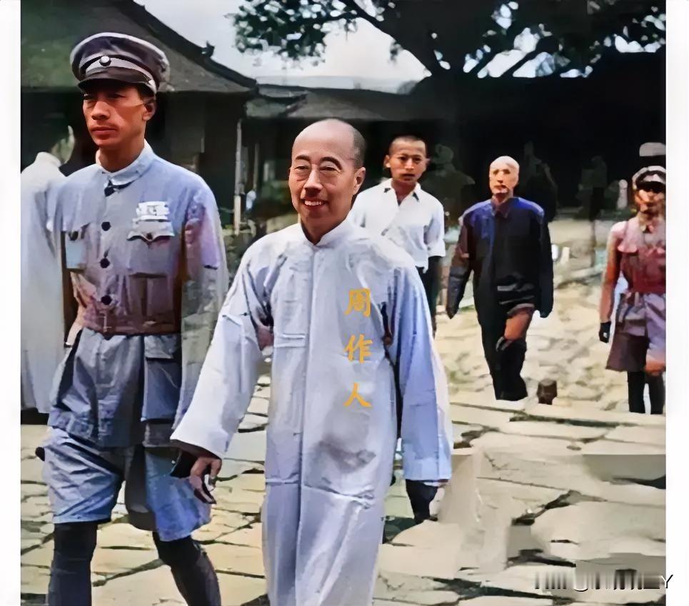 这才是周作人的真实模样，不是演员扮演的角色！这张老照片摄于1949年的南京老虎桥