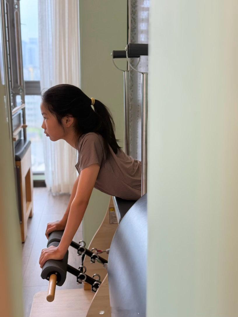 今天早上我不得不说，我已经是上仰着看小肥了。2026年，43岁的我光荣成为全家最