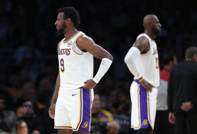 今天，NBA名德维恩·韦德在自己的节目中谈到了詹姆斯和布朗尼同场竞技。韦德说道：