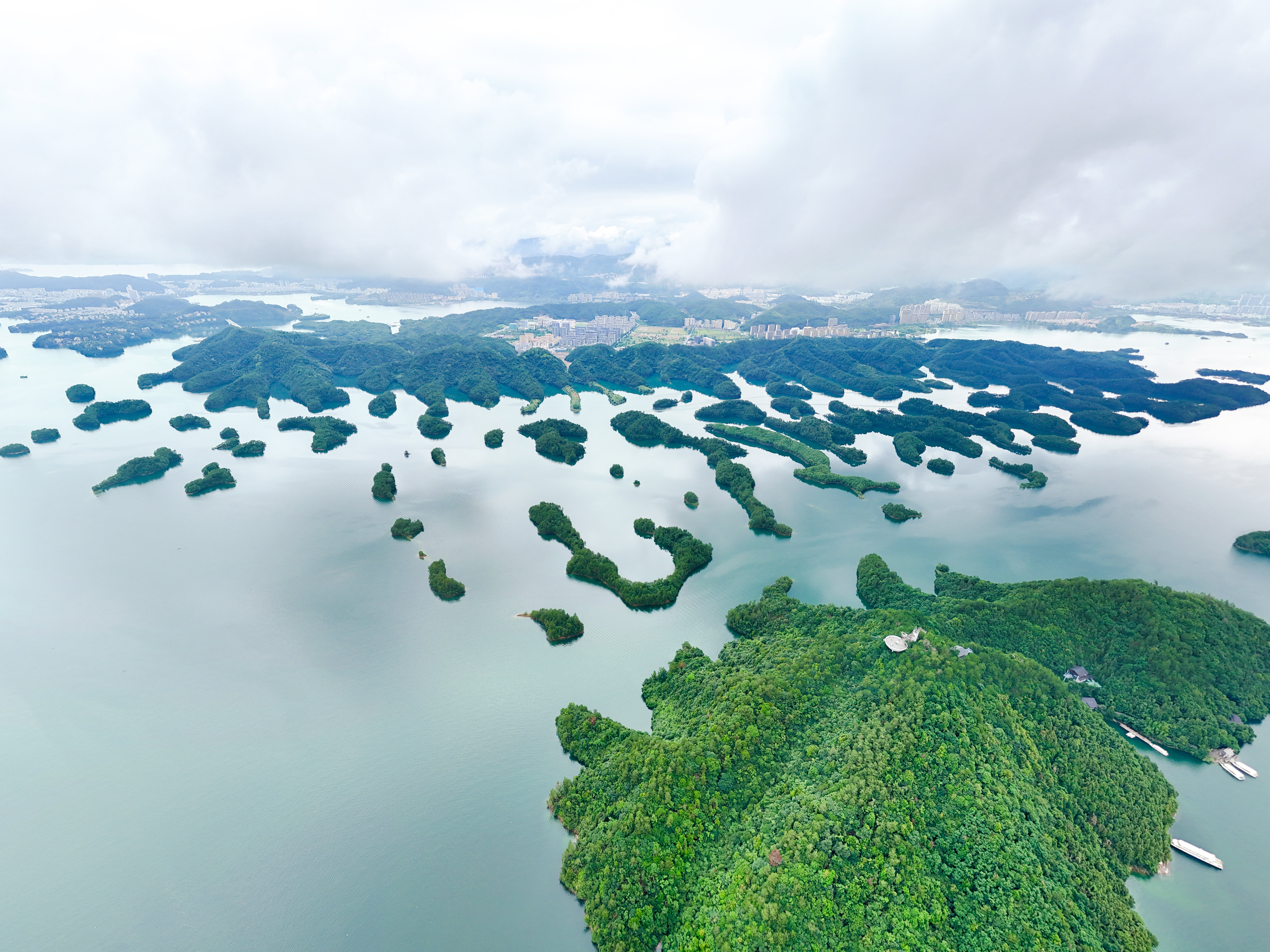 千岛湖秋日快递员千岛湖大地艺术季开启！秋日快递员不送包裹专送秋天，观景台免费拍照