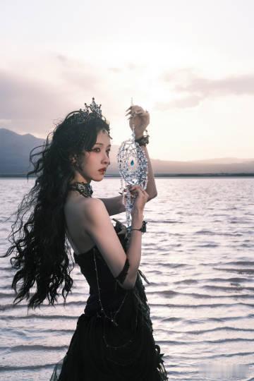 陈都灵深海女王风 亮蓝色紧身裙一穿，陈都灵直接把红毯变成了深海主场！这腰臀比是真