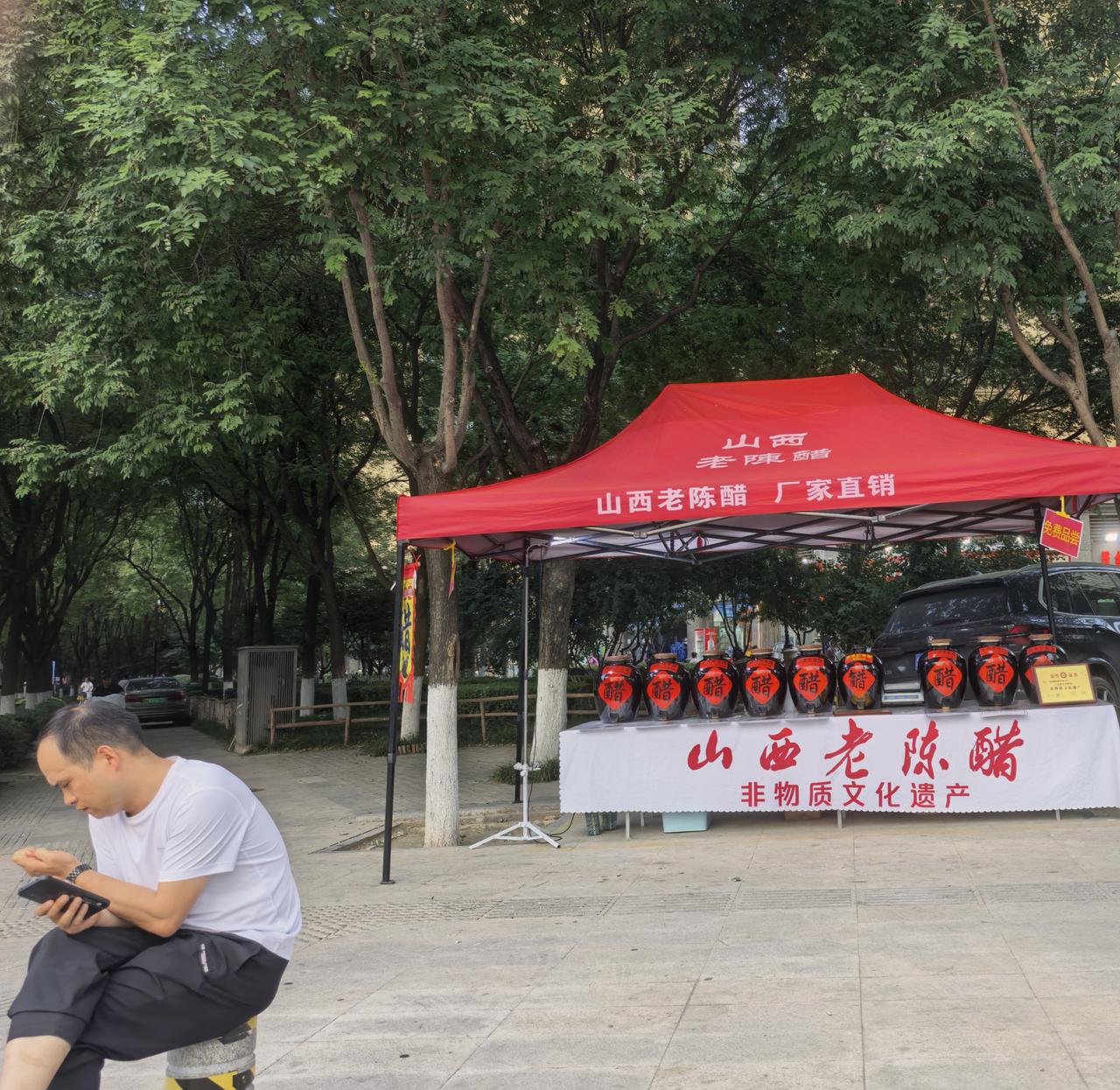 这口酸，藏着我们弄丢的人间烟火
我们尝遍了世界的甜，却忘了最珍贵的酸。老师傅说：