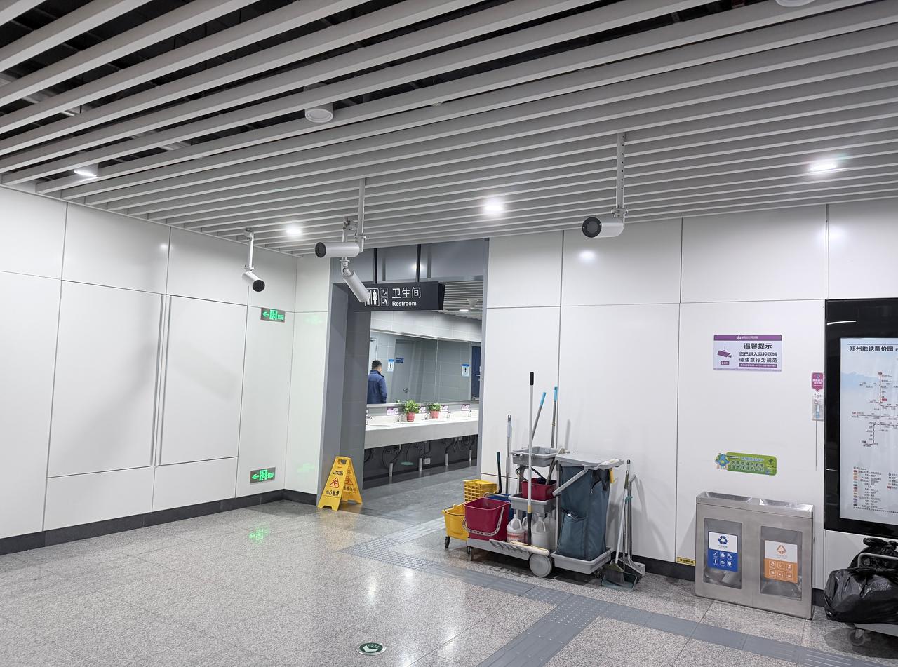 说实话把公共卫生间设置在地铁站不进站的外面，我觉得这个是非常人性化的措施。给郑州
