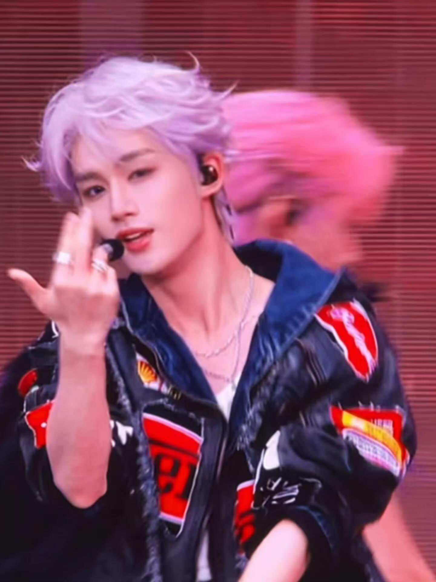 丁程鑫仰头这一下丁程鑫这脸太完美了，神图这不随便出，这姿势不就是新的一年马到成功