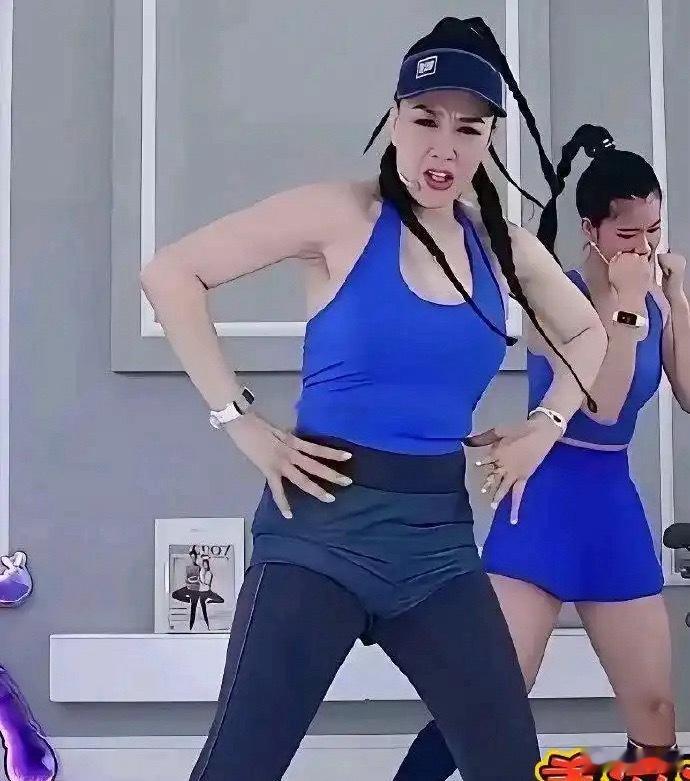 钟丽缇直播健身的视频，引发了不少网友讨论不少人发现，她一边运动一边努力保持微笑，