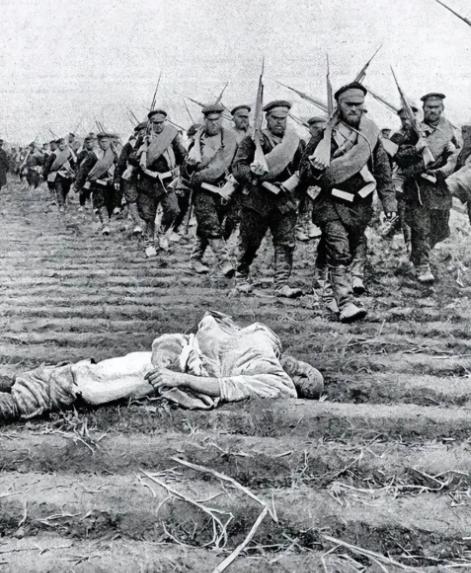 1900年7月，沙俄趁大清无力北顾，众列强都在合力攻打大清京师的时候，突然出兵1