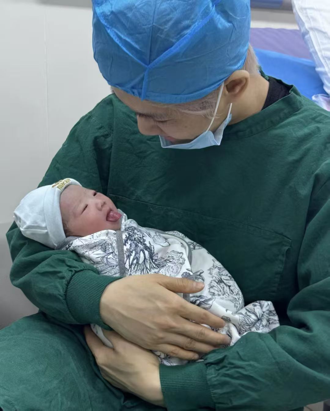 鹿哈官宣生子八年爱情长跑圆满收官，从青涩恋人到幸福三口之家，官宣生子太好哭！一路