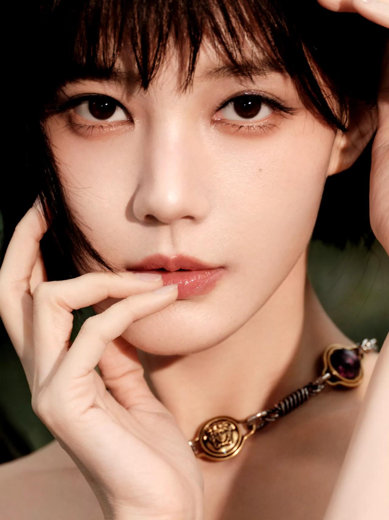 李一桐的短发造型太让人眼前一亮了！清爽利落的齐耳短发，完美凸显她精致的五官，灵动