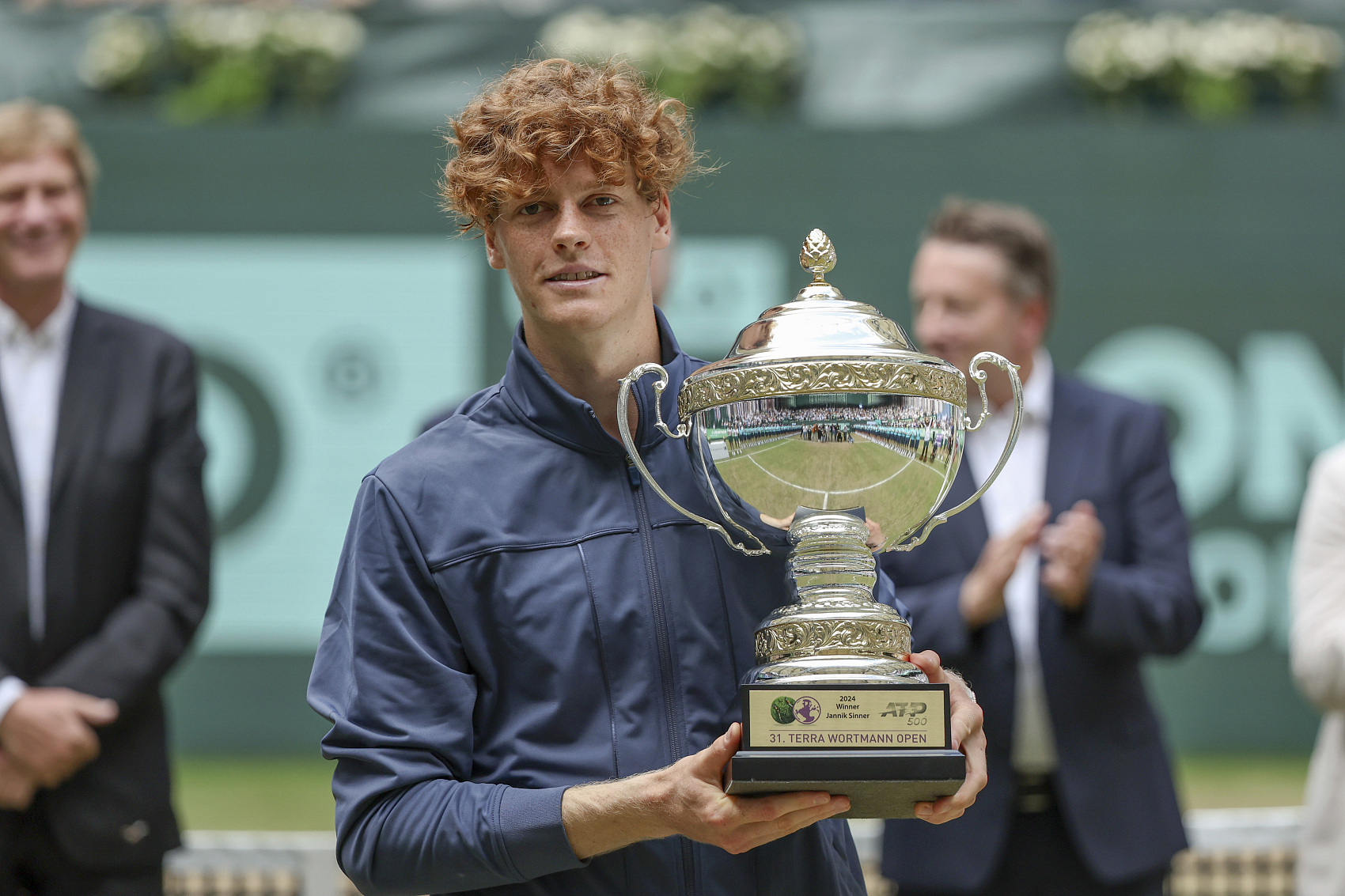 上周四站草地赛事冠军归属：ATP500哈雷站，世界第一辛纳以7-6(8)/7-6