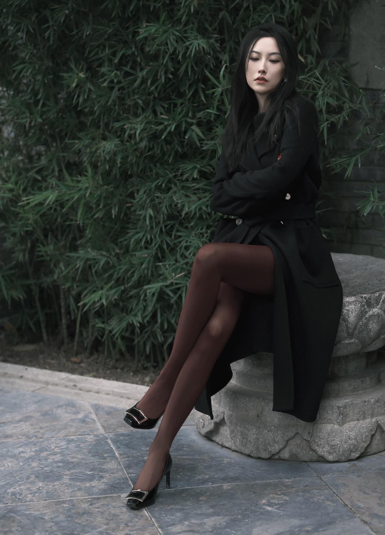 有哪些女生日常好看穿搭可以借鉴优雅黑衣女郎，竹林间静坐，微笑动人。