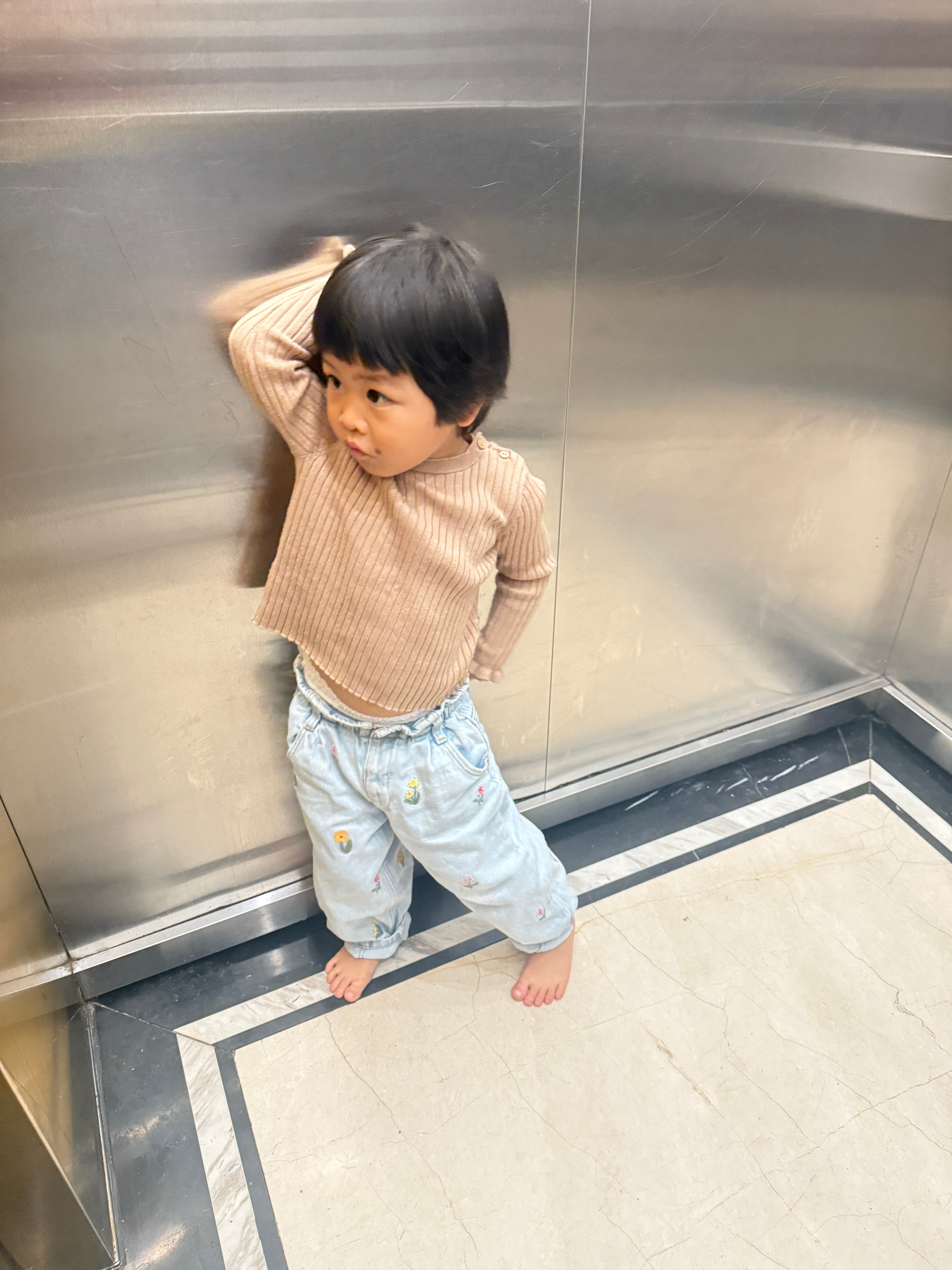 我说妈妈拍照，摆个pose吧姐： 