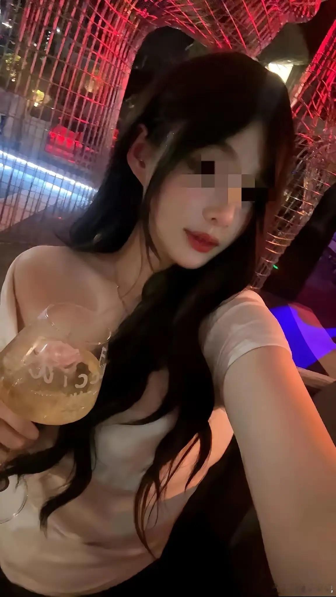 广东深圳，一15岁陪酒女在酒吧陪客人饮酒，因为酒保在酒水中加入了一种滴滴原液，陪