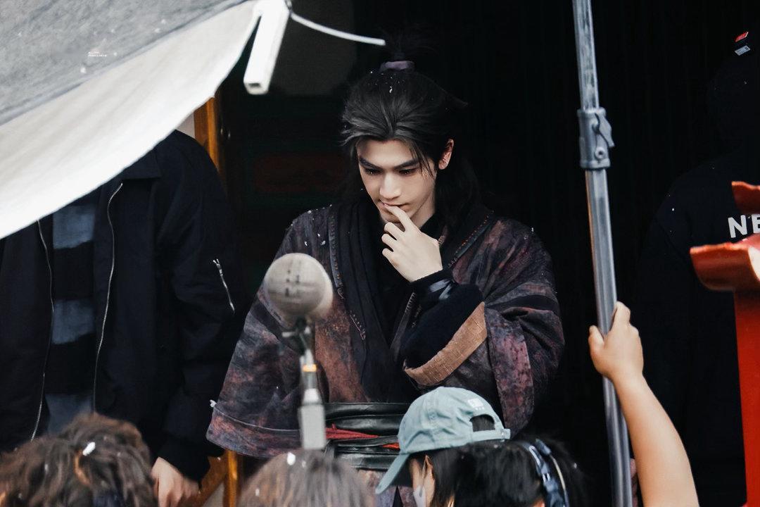 凌探未来 张凌赫颜值气质全程在线，长相帅气身材优越，演技沉稳耐看。待人真诚性格低