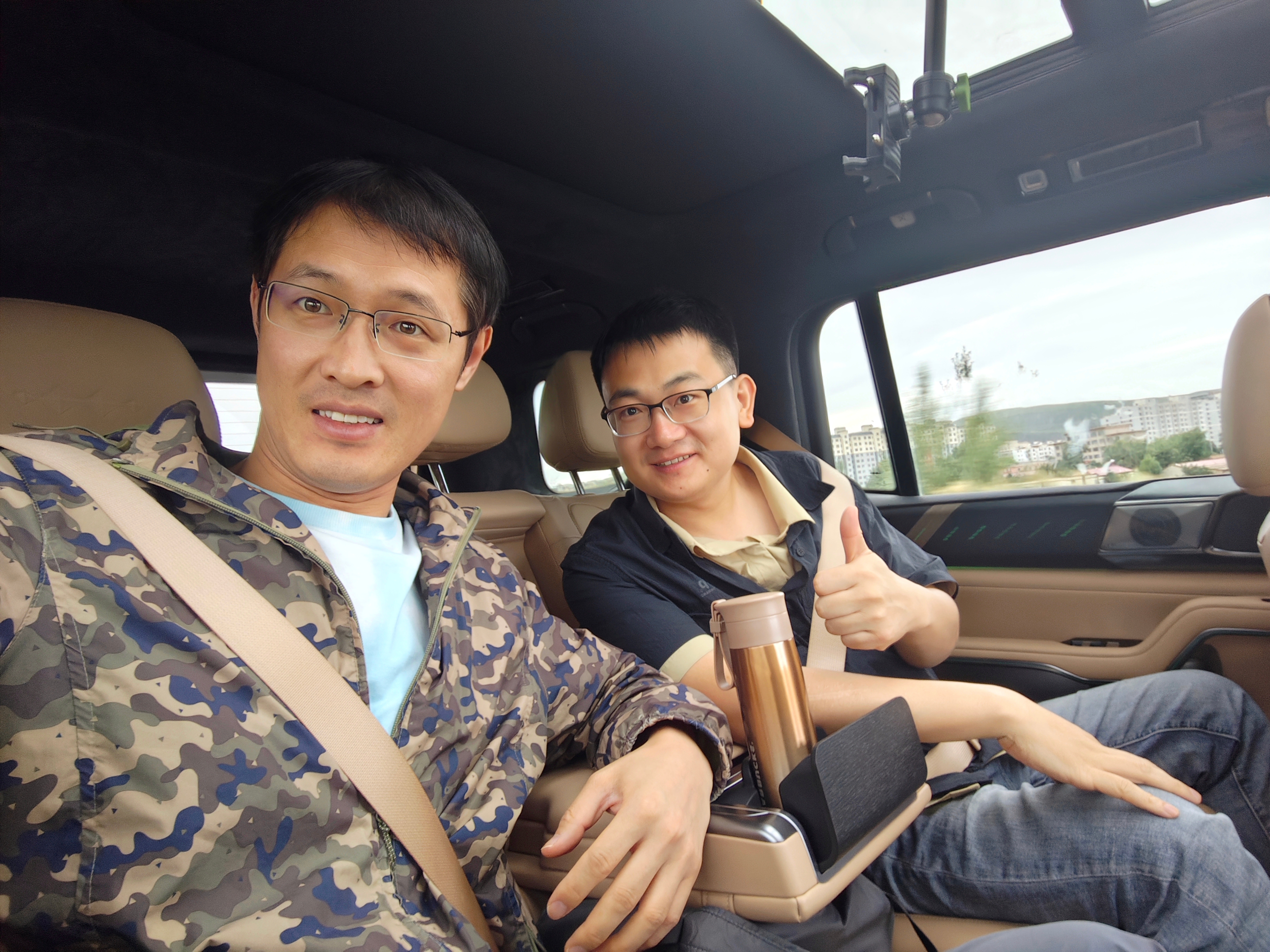在参加比亚迪“丝路万里一路向前”试驾活动，和合影留念，他是汽车媒体圈顶级摄影和剪