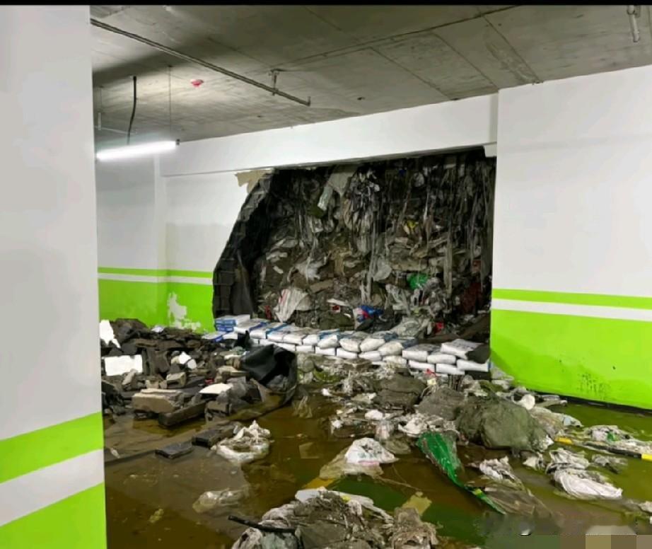 因一场大雨，沈阳一知名小区地库坍塌了，露出了不堪的一幕，编织袋，塑料布，生活垃圾