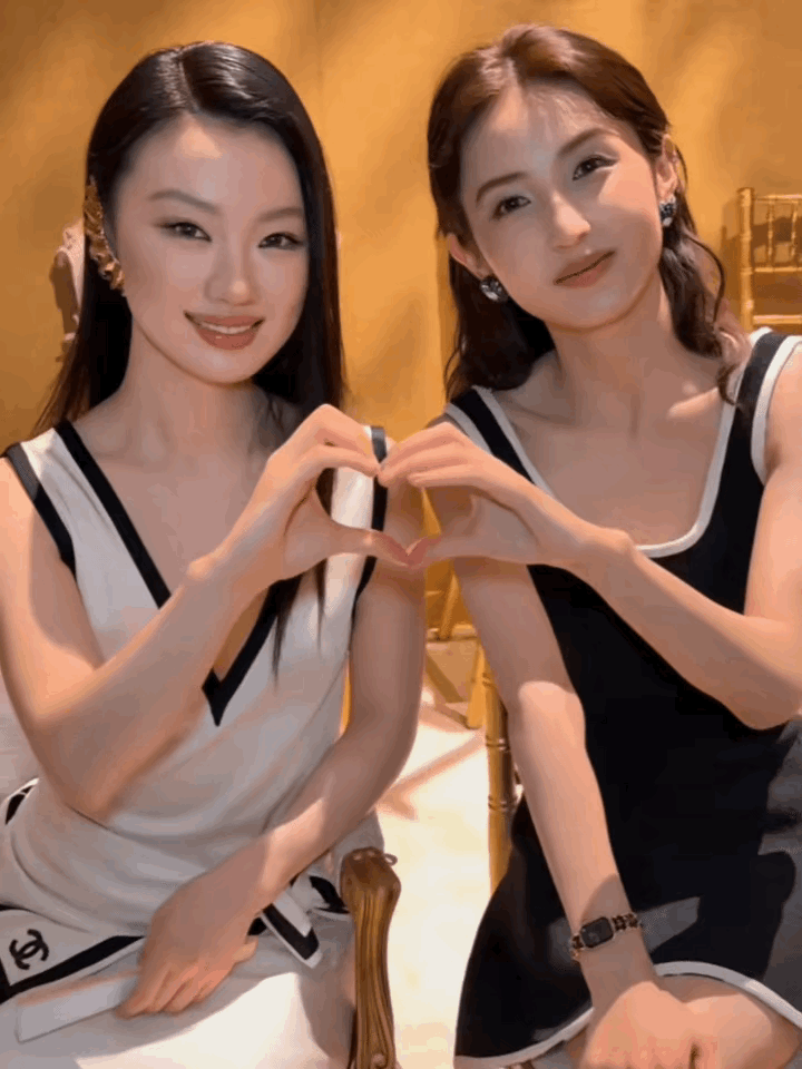 巴黎香奈儿大秀上，单依纯和张子枫这俩瘦子同框还挺有看头。

张子枫瘦成排骨胸、蚂
