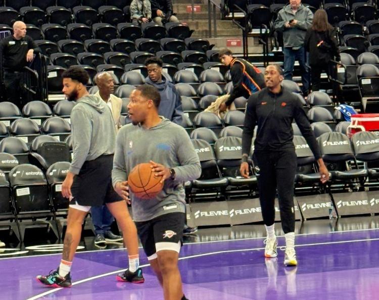 2026年状元大热AJ·迪班萨观战今日雷霆比赛，还与杰伦·威廉姆斯畅聊。