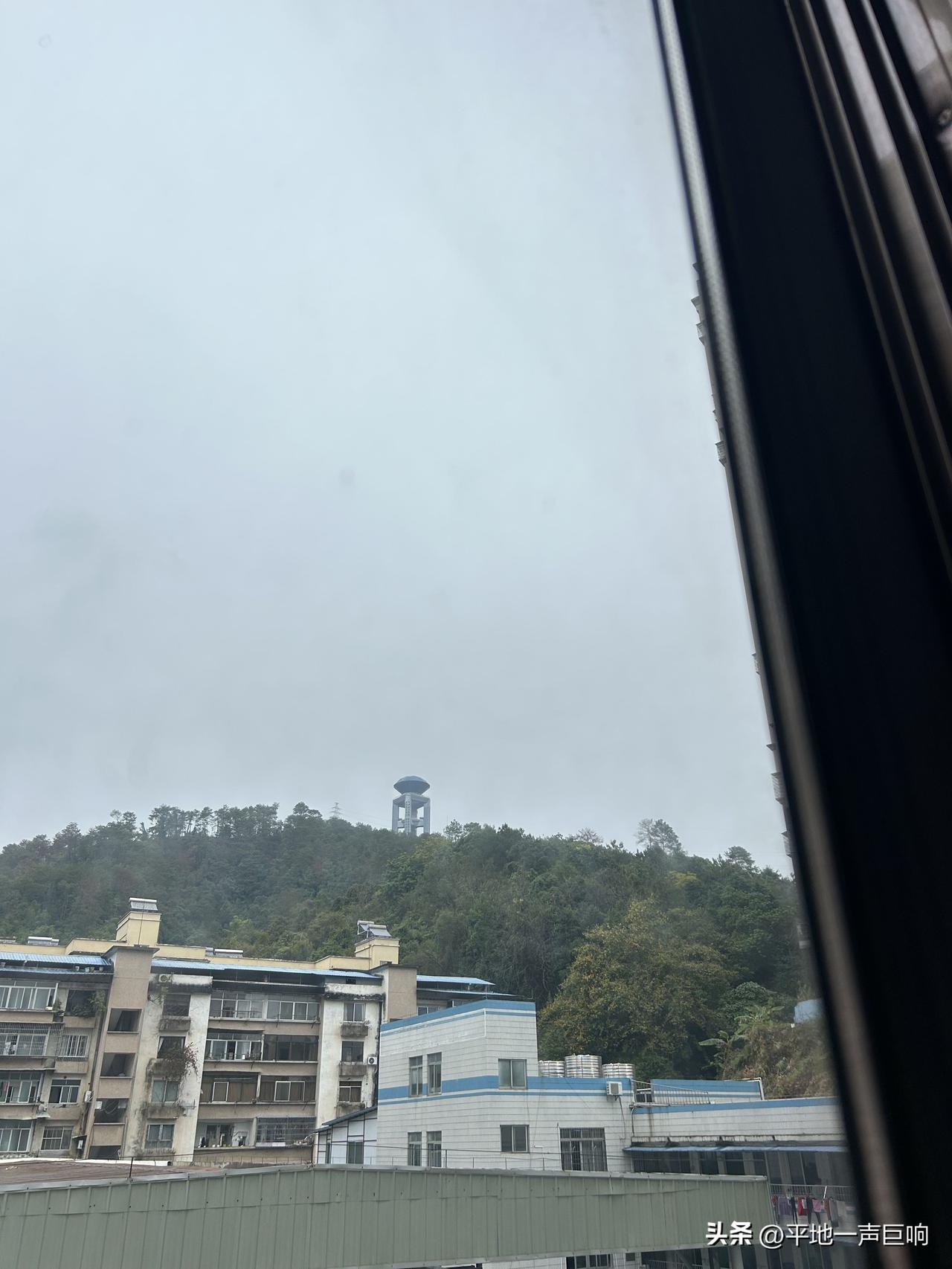 现在我终于知道，

为什么普通人很多父母都劝自己的子女早点结婚生子。

因为你一