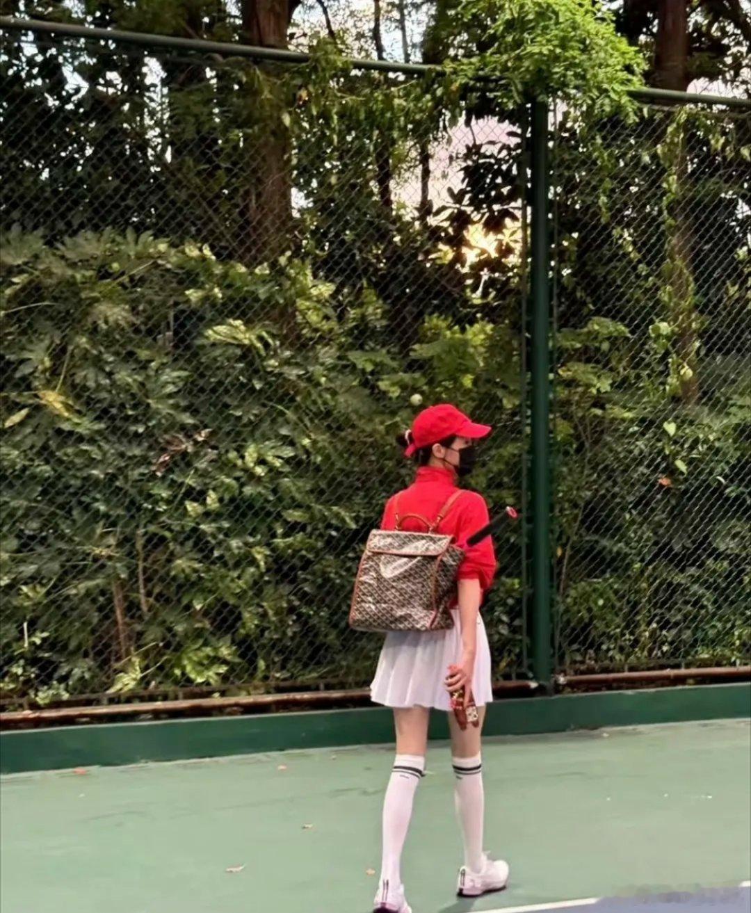 唐嫣这颜值就没输过，哪有人41岁了还这么亮眼啊！我也想跟唐嫣姐姐一起打网球，她状