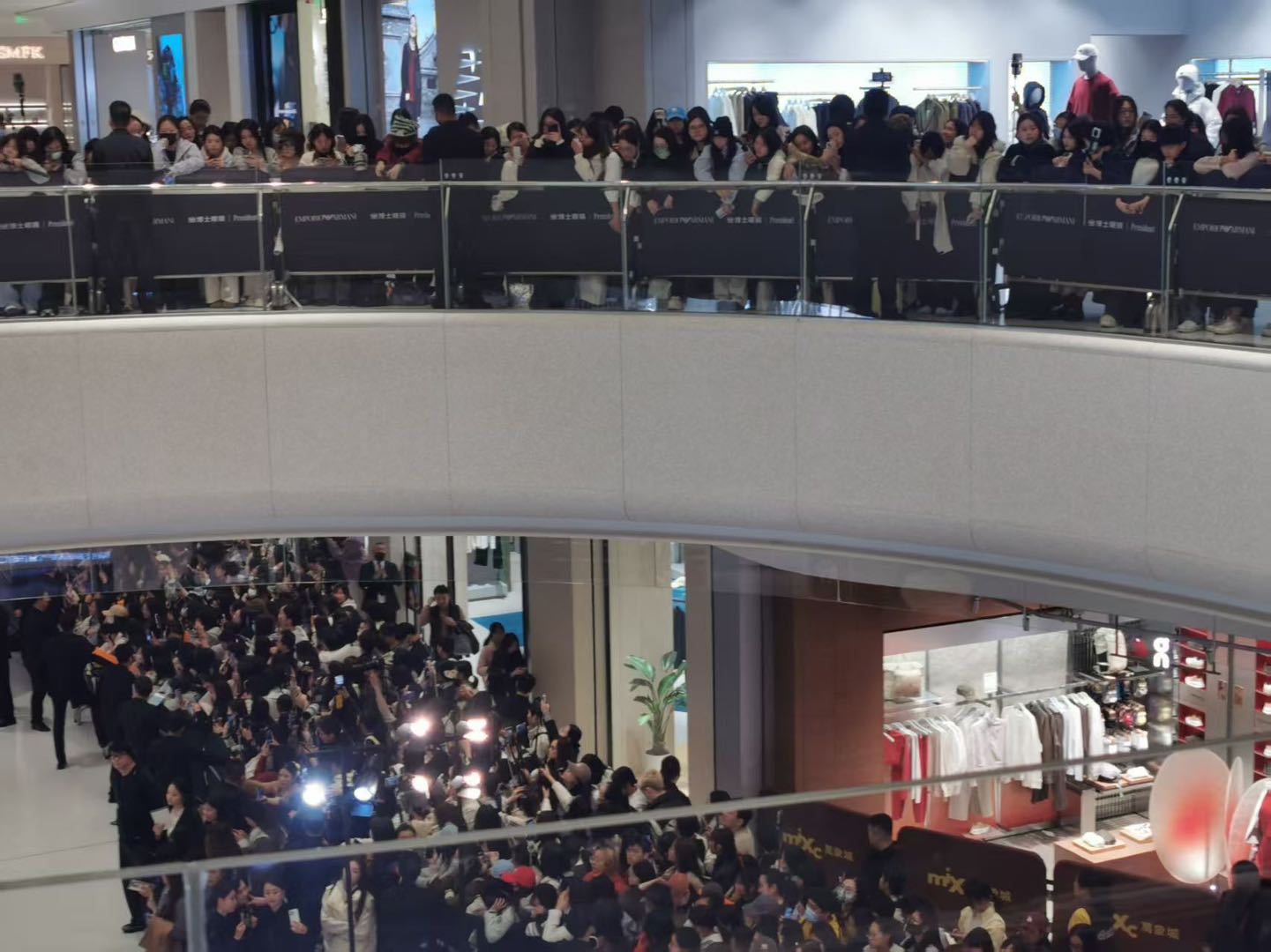 曾舜晞线下疑似春运  天呐，真的是没有想到在周末的早上曾舜晞线下疑似春运，看到粉