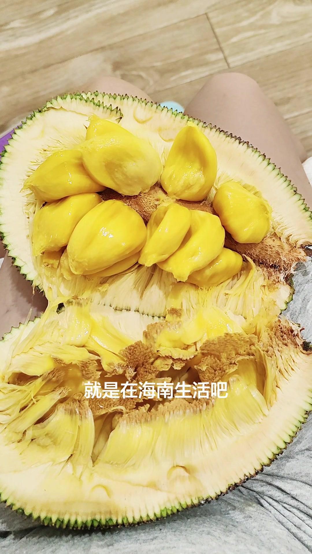🍈海南水果也太便宜了吧！在夜市花22块就能买到3个榴莲蜜，简直太惊喜～

1️