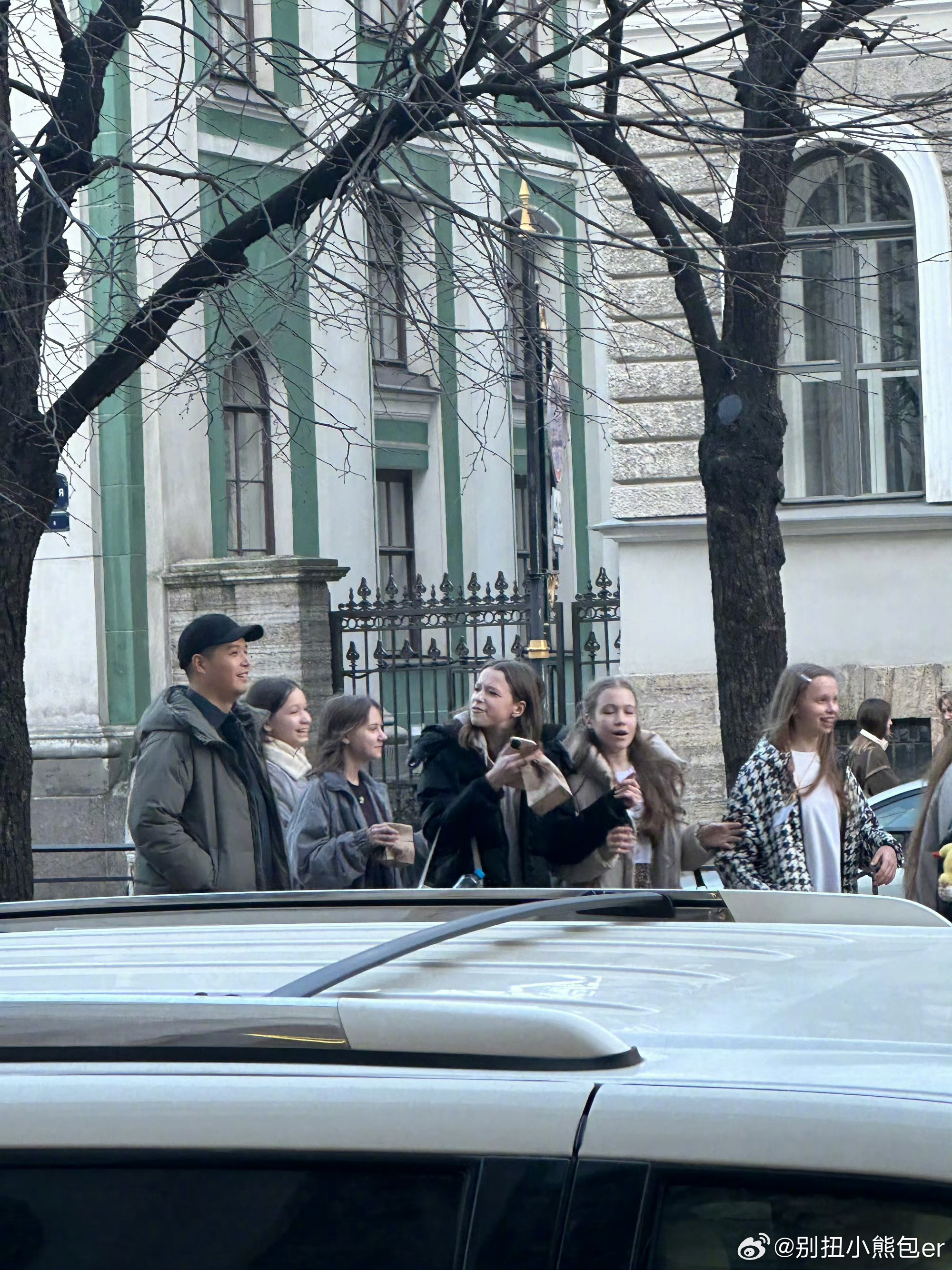 李纯马頔夫妻录制妻子的浪漫旅行谁懂啊！偶遇李纯马頔录制节目，两人恩爱又自然，满屏