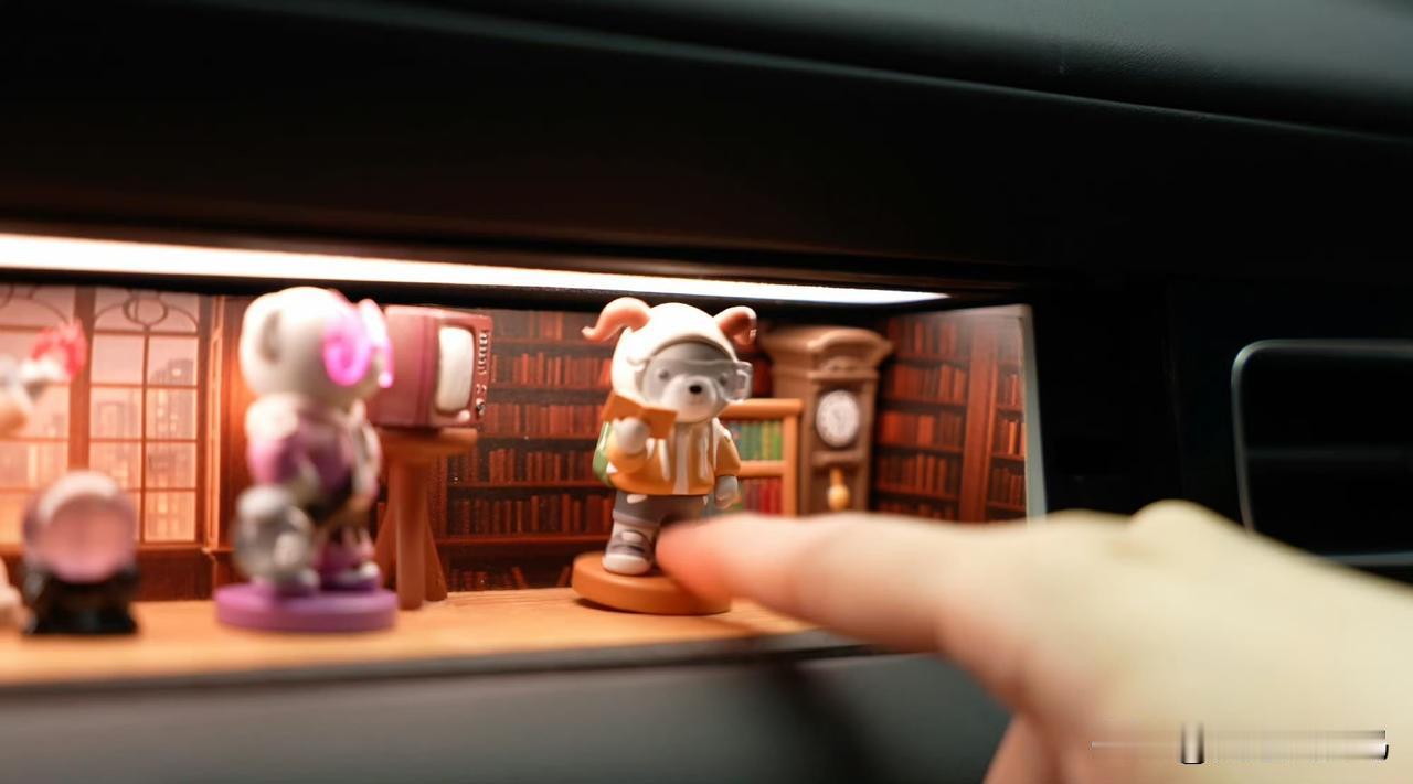 你们知道吗？那个灵感橱窗可不是普通的带玻璃储物盒哦。它更像是我们心情的展示窗口，