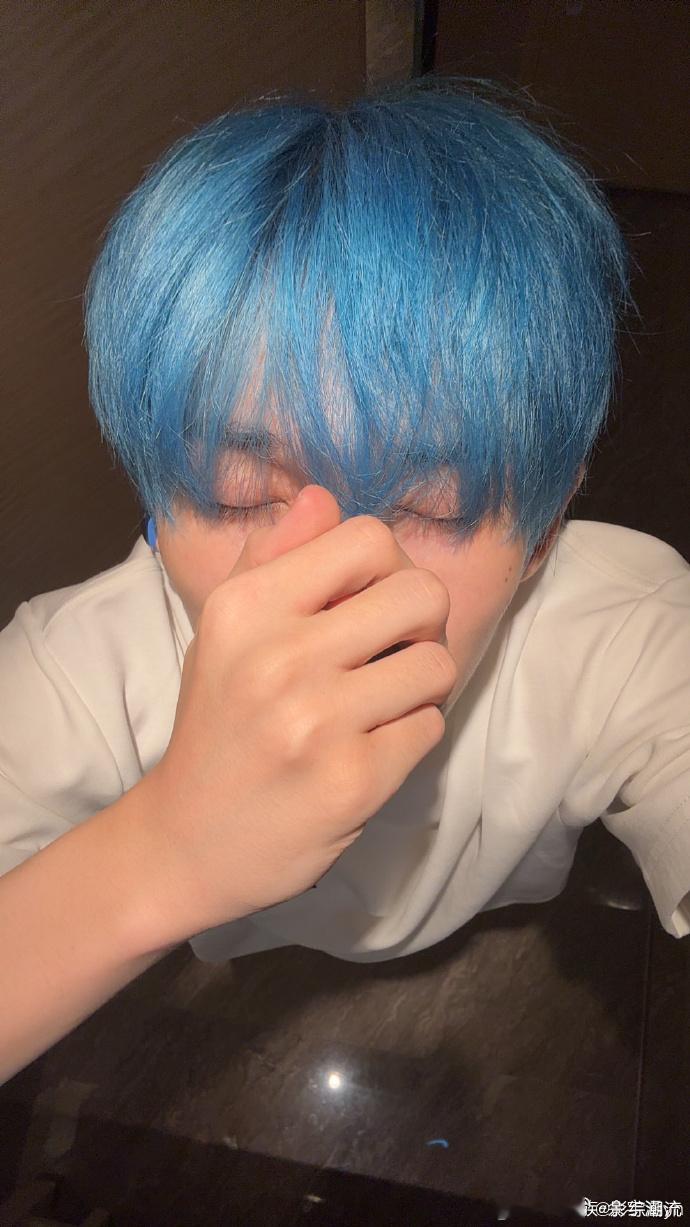 余宇涵直播 余宇涵微博直播，蓝发像撕漫男，生活点滴有分享，清唱不错，演唱会也说。