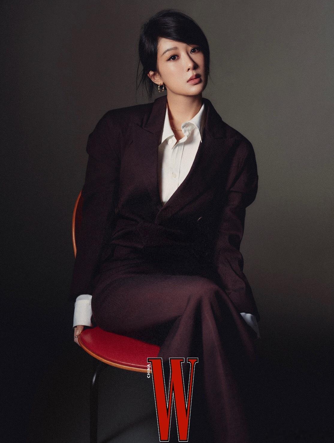 杨紫W中文版演员专题大片   杨紫投身表演的初心在于“氛围”。一群人全身心投入创