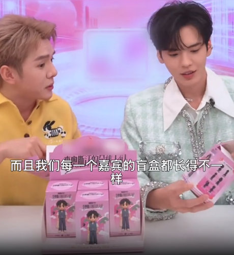 李佳琦毕雯珺拆盲盒拆出无予伦毕 哇呀哇呀！李佳琦吃瓜又抢到前排，和毕雯珺拆盲盒现