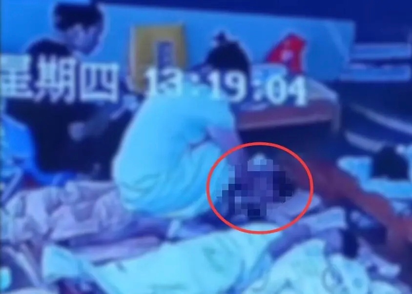 湖南一幼儿园多名儿童遭老师打耳光近日，发生在湖南的一起令人痛心疾首的事件引发了广