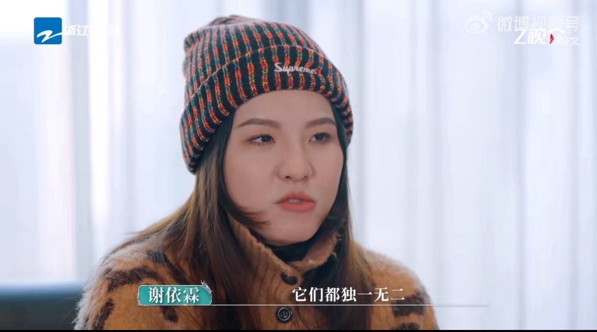 谢依霖用郭碧婷送的杯子装酱油没想到还能吃到时代姐妹花的糖，郭碧婷送给谢依霖的礼物