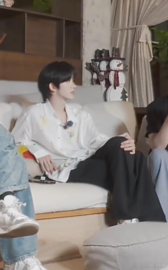 这个坐姿很曼妙！画质糊成这样像话吗？ ​​​