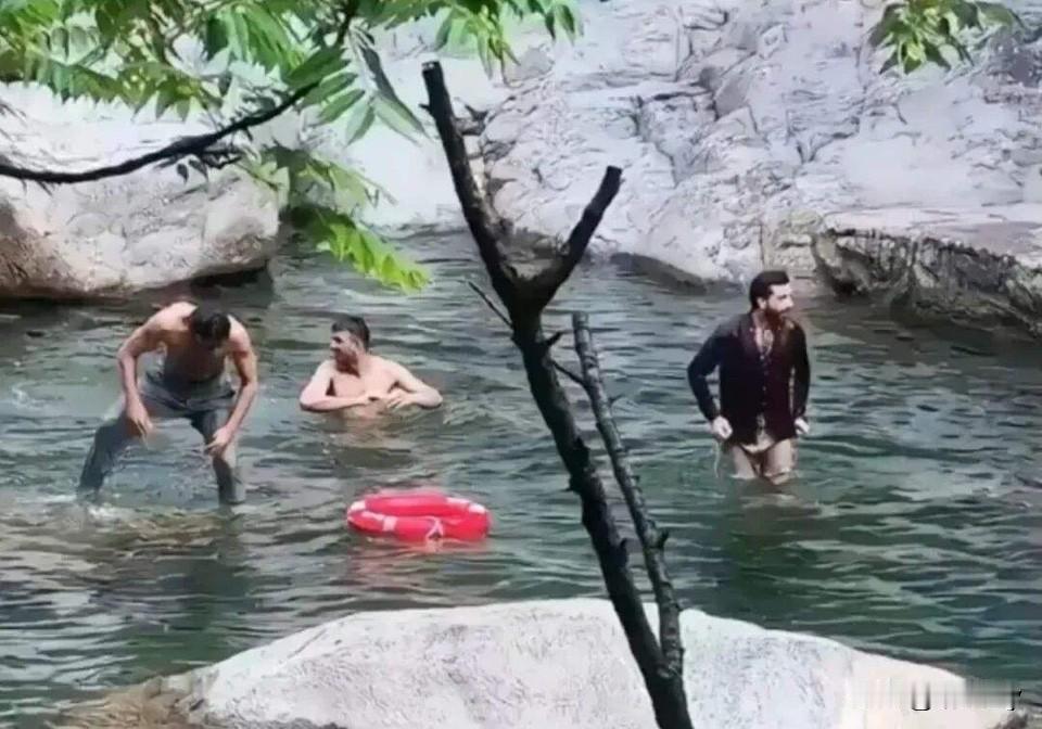 三名印度人竟在庐山“脱衣泡澡”！

三名印度游客在庐山石门涧景区，带着肥皂去那里