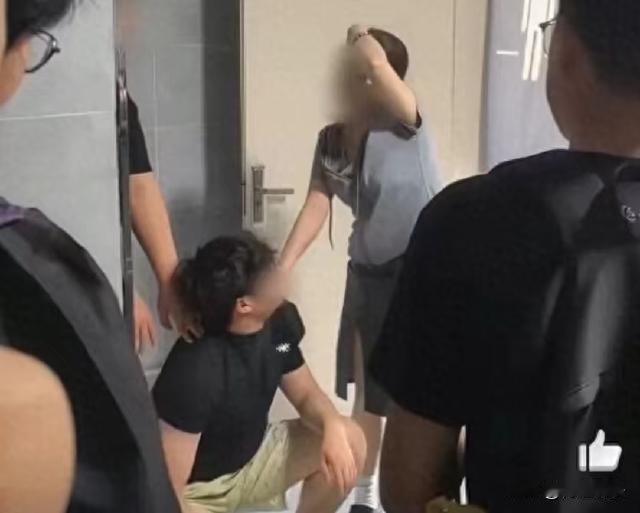 河北，有个身材挺不错的年轻女生，准备去洗手间。身后跟着一个帅气的小伙，趁女生不注